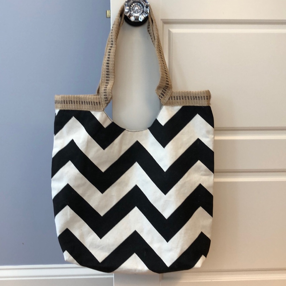 Black & White Chevron Tote NWOT